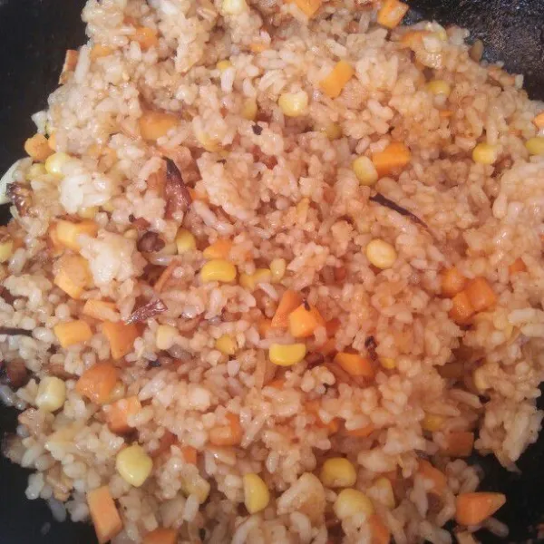 Aduk ratakan sampai nasi tercampur rata lalu matikan kompor.