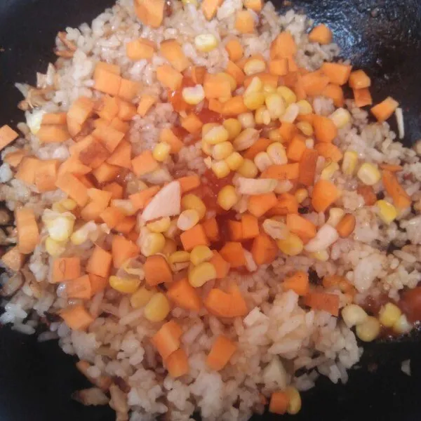 Masukan kecap asin, kaldu jamur, soas sambal, dan soas tamat nya masukan juga sayuranya.