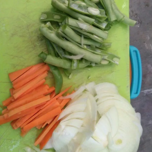 Siapkan sayuran yang telah di potong potong.