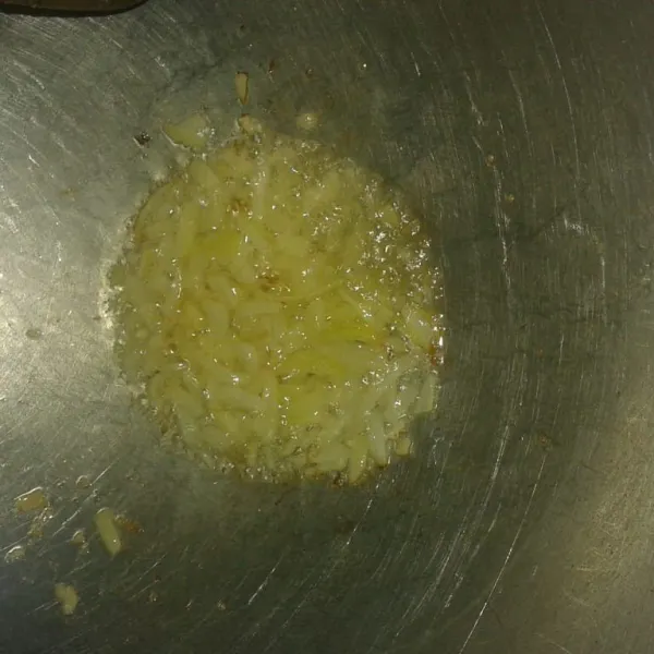Panaskan minyak goreng, lalu masukkan bawang putih dan bawang bombay. Tumis sampai harum.
