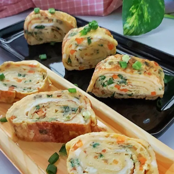 Setelah selesai, angkat dan potong-potong. Tamagoyaki atau bisa disebut omelette gulung siap buat breakfast atau bisa juga buat lauk nasi.