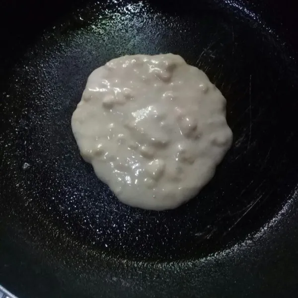 Panaskan teflon, lalu olesi dengan sedikit margarin ambil satu sendok sayur adonan tuang pada teflon biarkan sampai muncul gelembung kecil.
