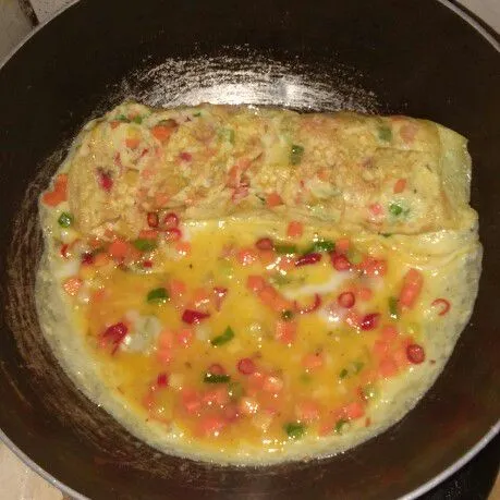 Masukan lagi 3 sdm telur, masak dan gulung kembali. Lakukan sampai adonan habis, angkat dan potong-potong.