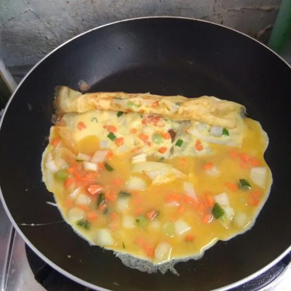 Panaskan teflon dengan di oles sedikit margarin, lalu tuang 1 sendok sayur adonan telur, tunggu hingga set, kemudian gulung dan tuang lagi, lalu gulung lagi, lakukan hingga telur habis.