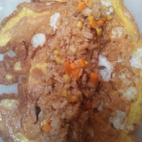 Letakan nasi goreng di bagian tengah nya.
