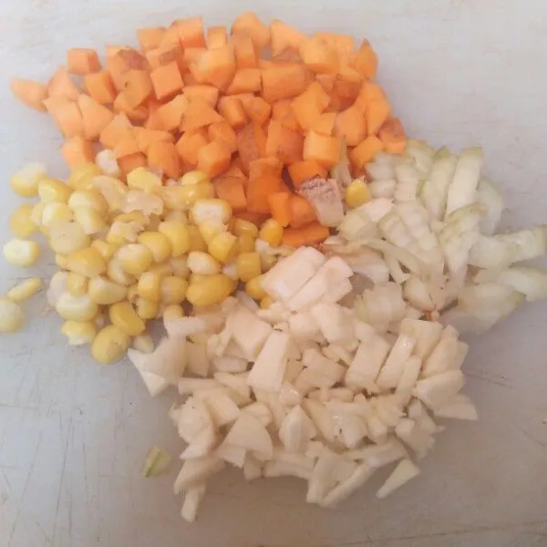 Siapkan bahanya, cincang halus bawang putih, dan bawang bombay.