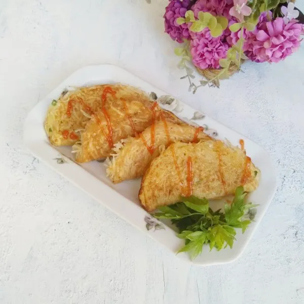 Siap disajikan dengan saos tomat.