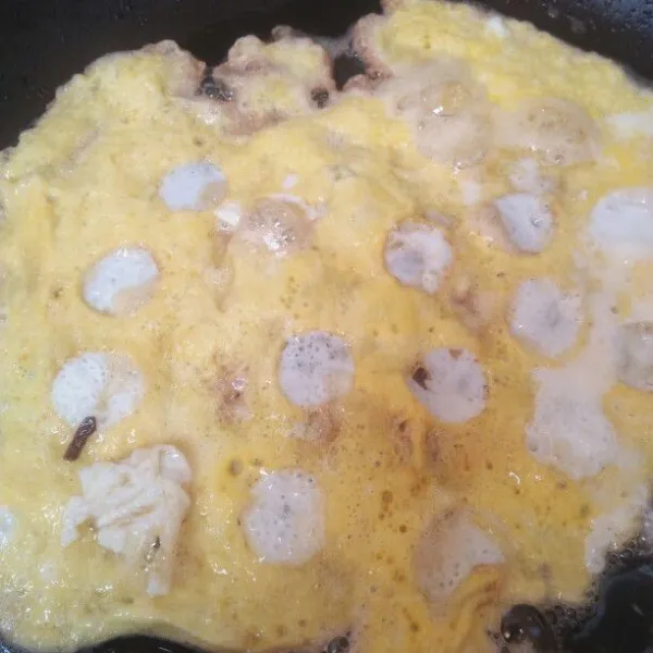 Tuang putih telur nya di bagian lubang lubang nya , setelah terlihat matang segera angkat.