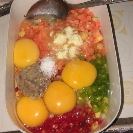 Campur semua bahan aduk sampai rata.