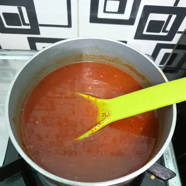 Tumis bawang putih dengan minyak hingga harum, lalu tuangkan air kedalamnya. Masukkan semua bumbu Indomie Ayam Bawang, Gochujang, dan Gochugaru. Biarkan hingga mendidih, lalu masukkan garam dan gula.