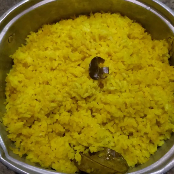 Siapkan panci rice cooker. Masukkan beras, santan bubuk, garam, serai, daun jeruk, kunyit bubuk dan air sesuai dengan takaran rice cooker masing-masing. Masak di rice cooker sampai matang.