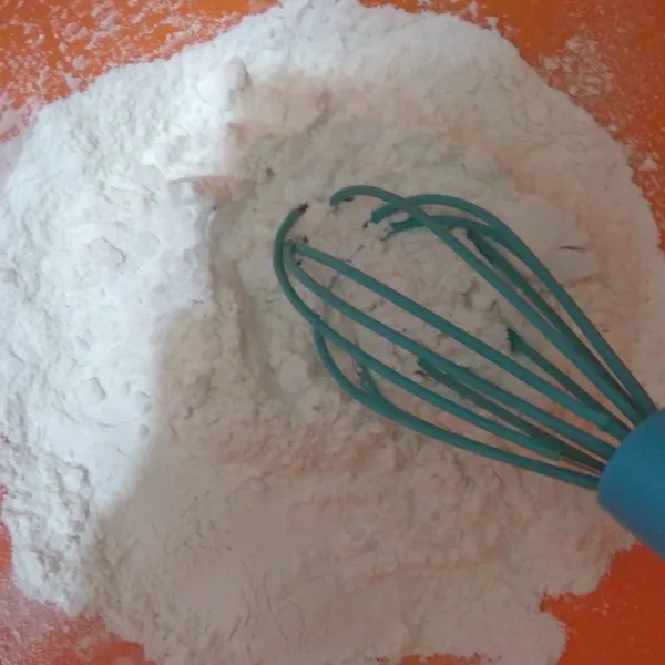 Campurkan tepung beras, tepung tapioka, gula pasir, garam, dan vanili bubuk. Aduk merata