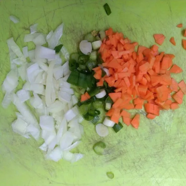 Iris halus semua sayuran, lalu sisihkan.