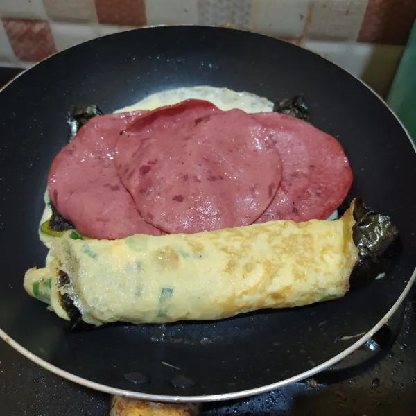 Tambahkan adonan telur lagi, tambahkan nori dan beef slice.