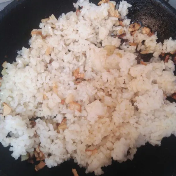Lelehkan margarin lalu tumis bawang bombay dan bawang putih sampai harum lalu masukan nasi nya aduk ratakan.