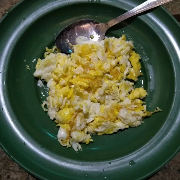 Masak telur diorak-arik.