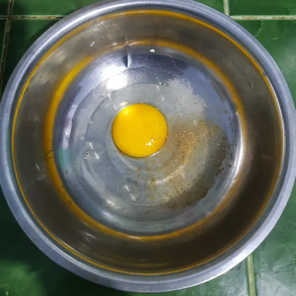 Siapkan telur dalam bowl tambahkan garam, lada bubuk dan kaldu bubuk lalu kocok.