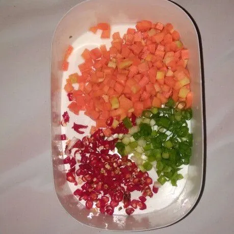 Siapkan wortel, daun bawang dan cabe keriting yang sudah dipotong-potong.