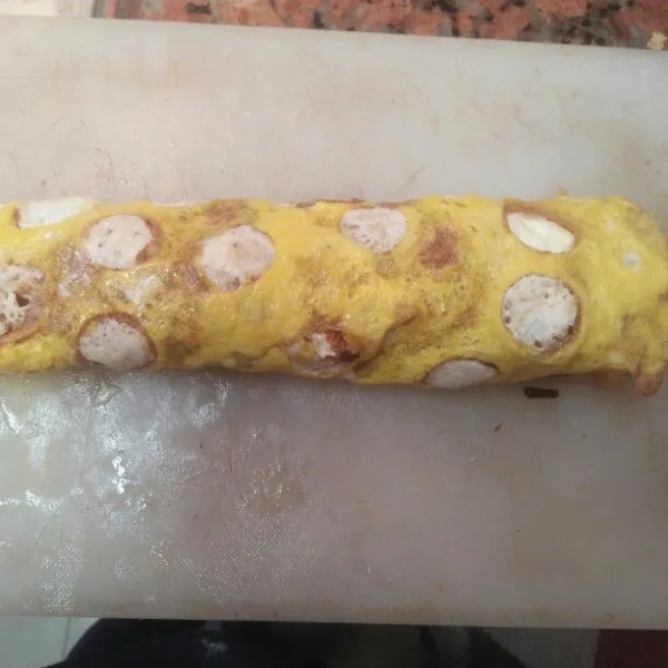 Lalu gulung sambil di padatkan.