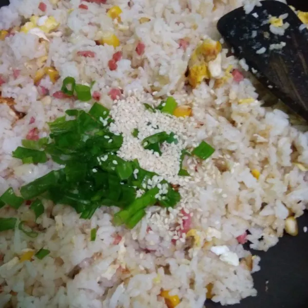 Sesaat sebelum diangkat masukan irisan daun bawang dan wijen aduk sebentar dan angkat.