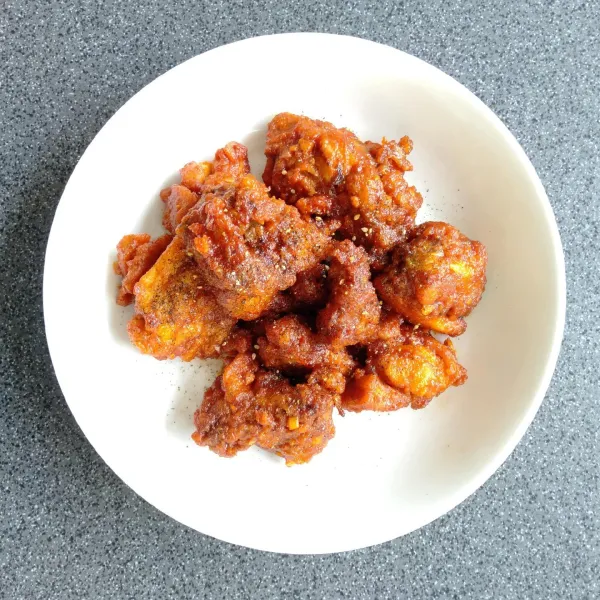 Taburi ayam dengan biji wijen. Ayam goreng pedas korea siap dinikmati.
