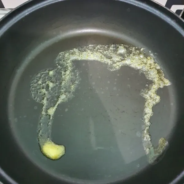 Panaskan teflon dengan mentega dengan api kecil.