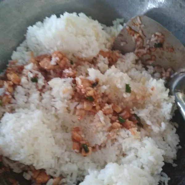 Masukkan nasi, aduk aduk hingga warnanya merata. Beri garam dan kaldu jamur, koreksi rasa. Jika sudah pas, matikan api, sisihkan.
