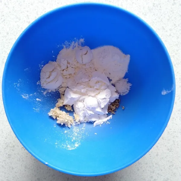 Siapkan tepung kering yang terdiri dari 30 gram tepung maizena, 20 gram tepung terigu, 15 gram tepung beras, 1/2 sdt garam, 1/2 sdt merica yang dihaluskan, 1 siung bawang putih cincang halus, dan 1/2 sdt baking soda. Campurkan hingga merata.