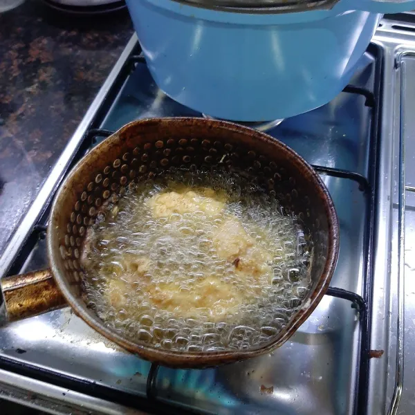 Setelah tertutup tepung, goreng ayam dalam minyak panas hingga kecoklatan, angkat dan sajikan bersama nasi, tomat dan mayonaise atau pelengkap lain sesuai selera
