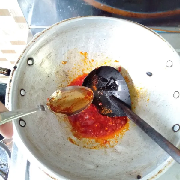 Masukkan 1 sdm saus tomat, 2 sdm cabe bubuk, dan 1 sdm madu atau air gula. Aduk hingga rata.