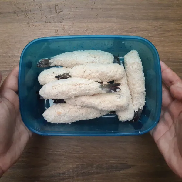 Tata tempura dalam wadah, masukan ke dalam kulkas selama kurang lebih 30 menit, atau masukkan ke dalam freezer untuk stok.