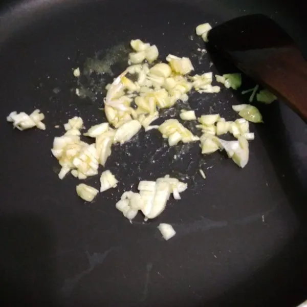 Panaskan margarin tumis bawang putih sampai harum.