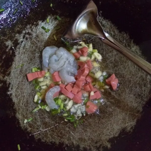 Masukkan udang dan sosis.