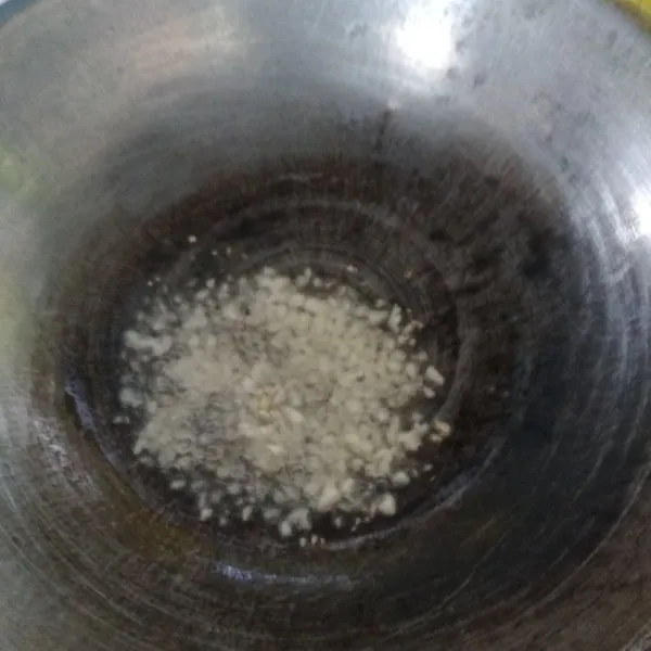 Cincang bawang putih, lalu tumis dengan sedikit minyak hingga harum.