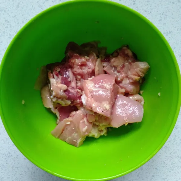 Marinasi daging ayam yang sudah dipotong dan dicuci bersih, diambil beberapa menit.