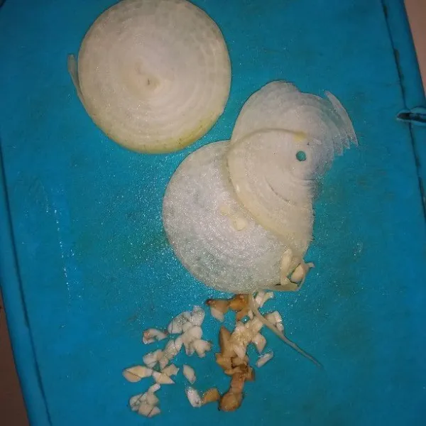 Rajang bawang bombay, jahe dan bawang putih.