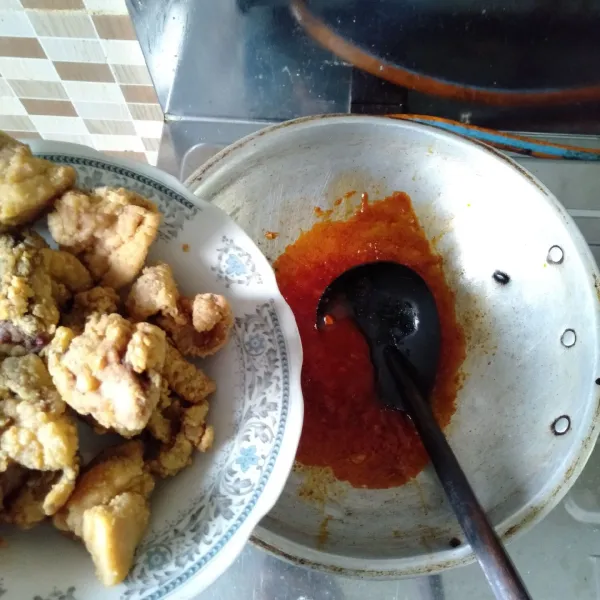 Tambahkan air secukupnya. Aduk hingga mendidih. Masukkan ayam yang sudah digoreng, aduk hingga semua bagian ayam terbalut bumbu. Cek rasa, kalau sudah pas, matikan api kompor.