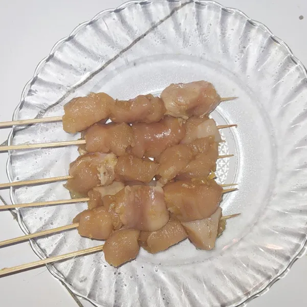 Lalu tusuk dengan tusuk sate, masak sisa bumbu di wajan anti lengket sampai mengental.