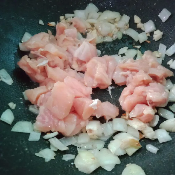 Masukkan daging ayam fillet tumis hingga berubah warna