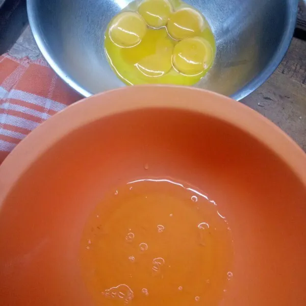 Pisahkan kuning dan putih telur.