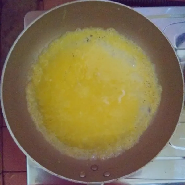 Kocok telur dan garam, kemudian bikin telur dadar.