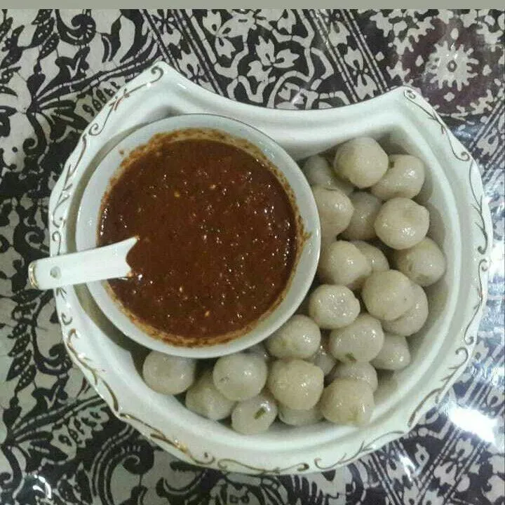 Cilok dengan Saus Kacang