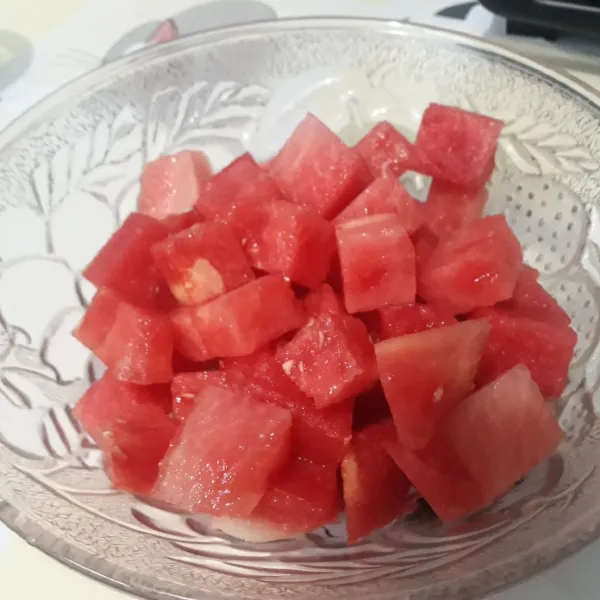 Pisahkan semangka dari kulitnya, lalu potong dadu