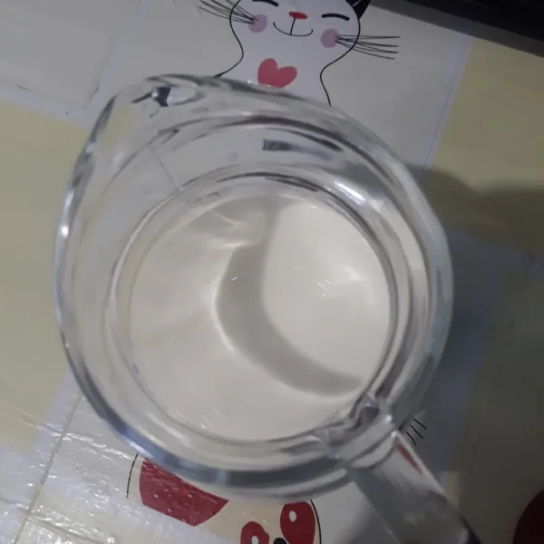Tuang susu cair secukupnya ke dalam wadah