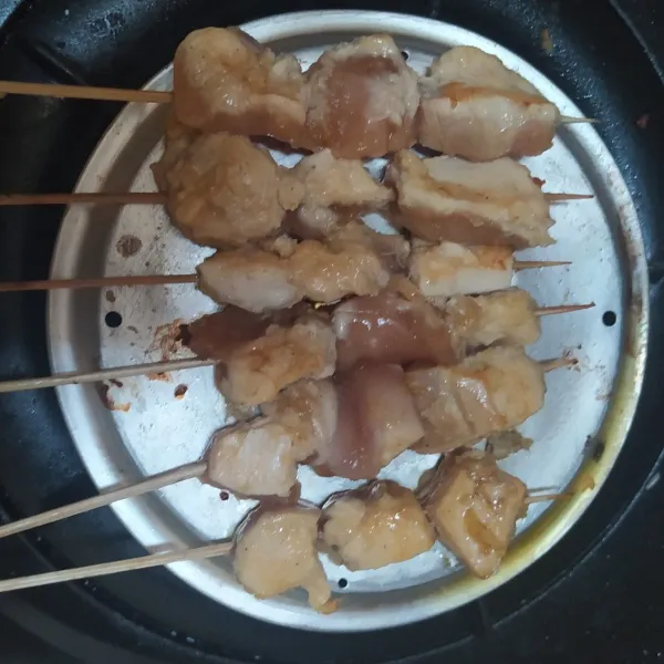 Panggang sampai matang sambil diolesi bumbu.