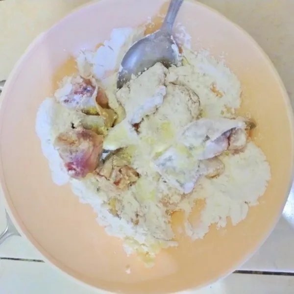 Lumuri ayam dengan bawang putih bubuk, lada, garam, kaldu ayam, tepung terigu, dan tepung beras.