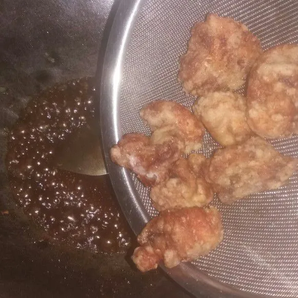 Kemudian panaskan wajan tanpa minyak, masak saus hingga agak mengental. Kemudian masukkan ayam yang sudah digoreng sebelumnya. Aduk-aduk hingga saus tercampur rata.