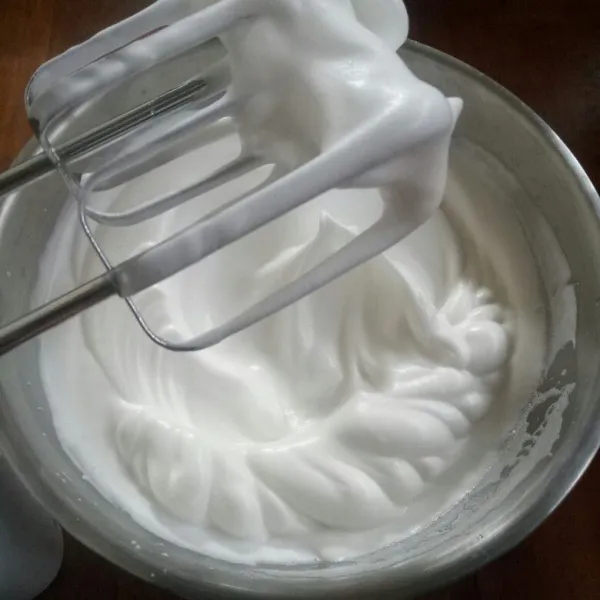Masukkan gula secara bertahap dan terus di mixer sampai mengembang kaku.