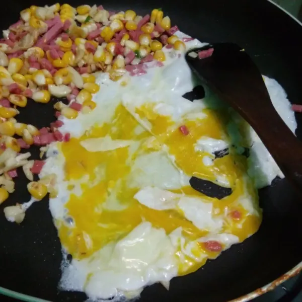 Sisihkan tumisan tambahkan sedikit minyak goreng, masukan telur dan buat orak Arik aduk rata.