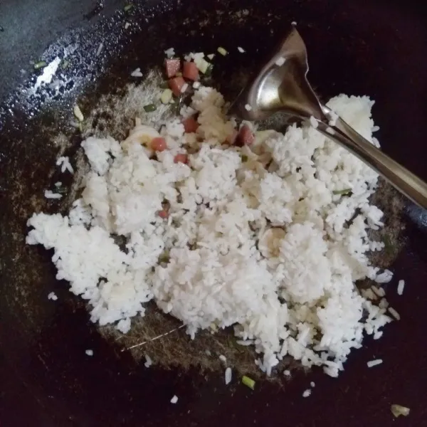 Masukkan sepiring nasi.